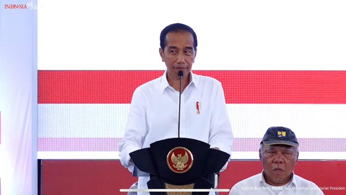 Jokowi saat menyerahkan bantuan PIP di Blora, Jawa Tengah.