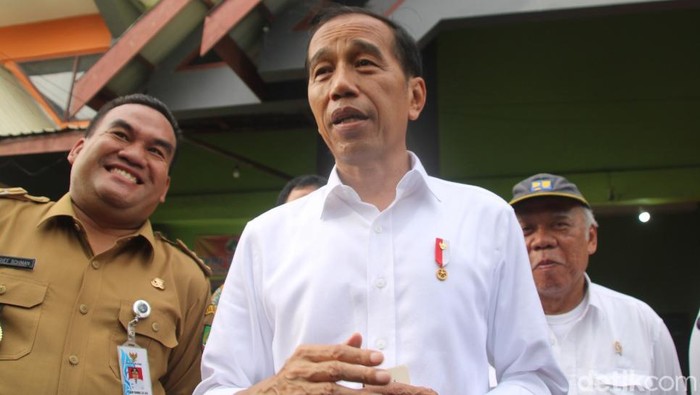 Jokowi memberikan keterangan usai acara penyerahan bantuan Program Indonesia Pintar (PIP) tahun 2024 oleh Presiden Republik Indonesia di Gor Mustika Blora, Selasa (23/1/2024).