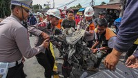 Berdasarkan pantauan pukul 14.35 WIB, polisi bersama petugas gabungan damkar dan unit derek sedang mengevakuasi kendaraan yang terlibat kecelakaan. Kendaraan truk boks yang menabrak dinding warung makan dan toko velg mobil dievakuasi menggunakan 1 unit derek milik Satlantas Polres Bogor.