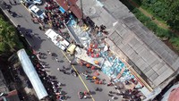 Kecelakaan beruntun terjadi di Jalan Raya Puncak, Cisarua, Kabupaten Bogor, dan mengakibatkan 16 orang terluka. Kecelakaan diduga akibat mobil boks pengangkut air minum kemasan mengalami rem blong.