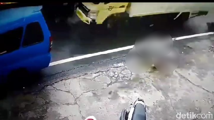 Kecelakaan truk boks vs 8 kendaraan di Puncak, Bogor, terekam CCTV.