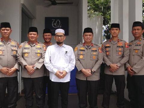 Foto: Kepala Operasi Nusantara Cooling System Irjen Asep Edi Suheri bersama timnya, bertemu dengan tokoh agama Ustaz Adi Hidayat, Senin (22/1/2024). (dok. istimewa)