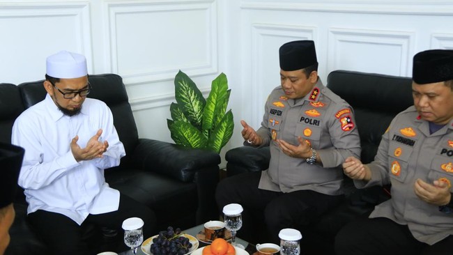 Kepala Operasi Nusantara Cooling System Irjen Asep Edi Suheri bersama timnya, bertemu dengan tokoh agama Ustaz Adi Hidayat, Senin (22/1/2024). Kepala Operasi Nusantara Cooling System Irjen Asep Edi Suheri bersama timnya, bertemu dengan tokoh agama Ustaz Adi Hidayat, Senin (22/1/2024).
