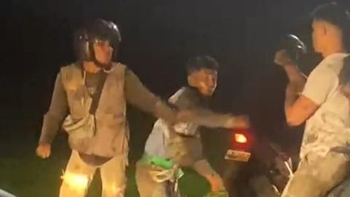 Keributan tiga pemotor di Jalan Raya Penarungan, ramai di medsos, Senin (22/1/2024) malam.