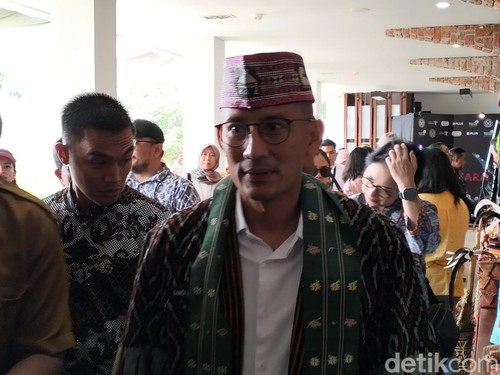 Sandiaga Salahuddin Uno mengunjungi lapak UMKM saat launching Tiktok Jalin Nusantara di Puncak Waringin, Labuan Bajo, Manggarai Barat, NTT, Selasa (23/1/2024).