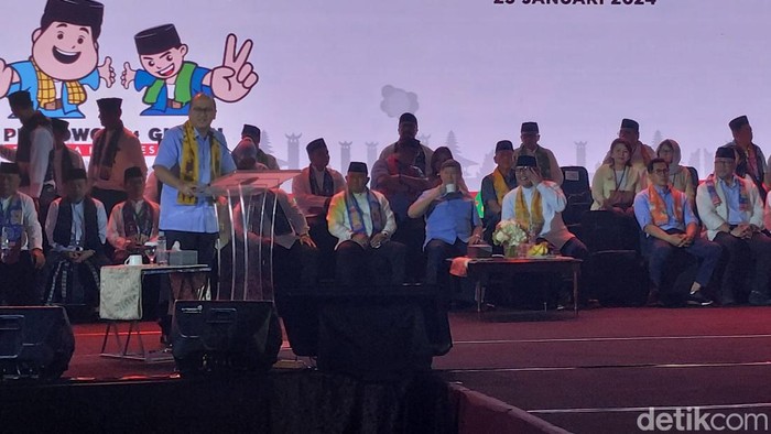 Ketua TKN Prabowo-Gibran, Rosan Roeslani, menerima deklarasi dukungan dari Betawi Relawan kepada Prabowo Subianto dan Gibran Rakabuming.