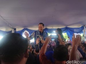 AHY Disambati Pupuk Langka-Nasib Tenaga Honorer Saat Kampanye di Lamongan