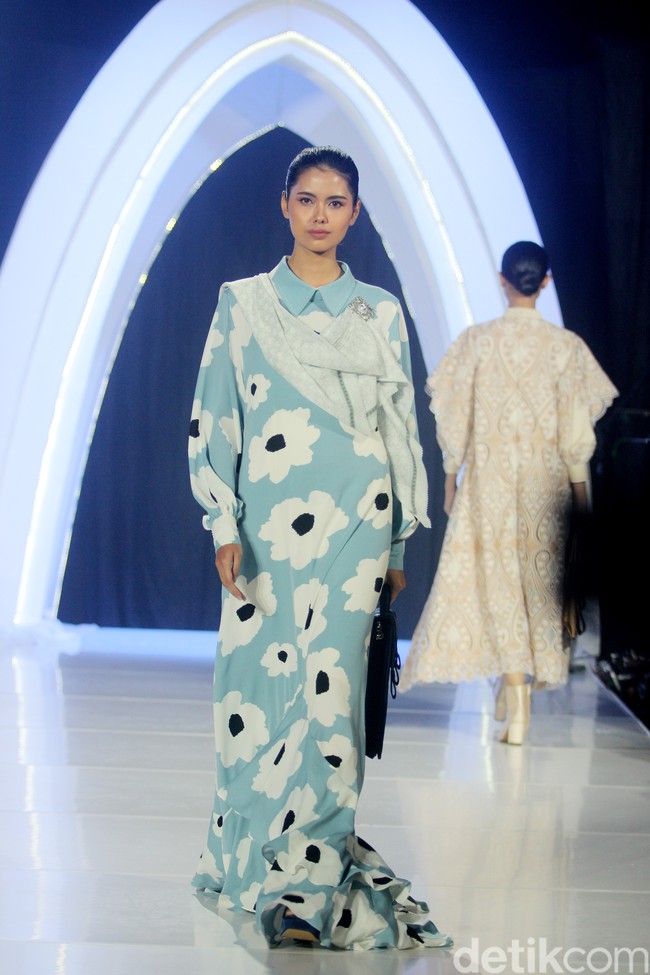 Founder Ellaya Happy Jehan menggandeng makeup artis Bubah Alfian dan Rio Valent untuk merilis koleksi perdananya bertajuk A Walk to Remember, bertempat di Ballroom The Westin, Jakarta, Senin [22/12024]. Foto: Mohammad Abduh/detikcom.