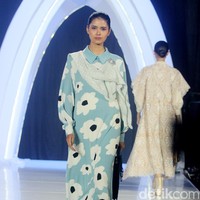 Founder Ellaya Happy Jehan menggandeng makeup artis Bubah Alfian dan Rio Valent untuk merilis koleksi perdananya bertajuk A Walk to Remember, bertempat di Ballroom The Westin, Jakarta, Senin [22/12024]. Foto: Mohammad Abduh/detikcom.