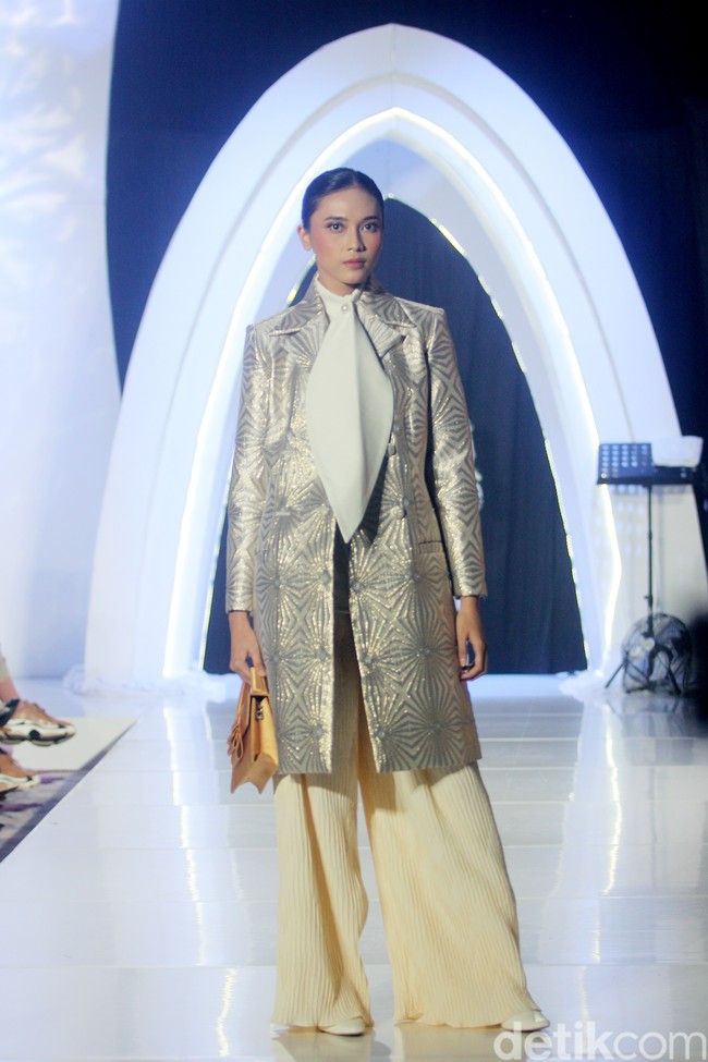 Founder Ellaya Happy Jehan menggandeng makeup artis Bubah Alfian dan Rio Valent untuk merilis koleksi perdananya bertajuk A Walk to Remember, bertempat di Ballroom The Westin, Jakarta, Senin [22/12024]. Foto: Mohammad Abduh/detikcom.