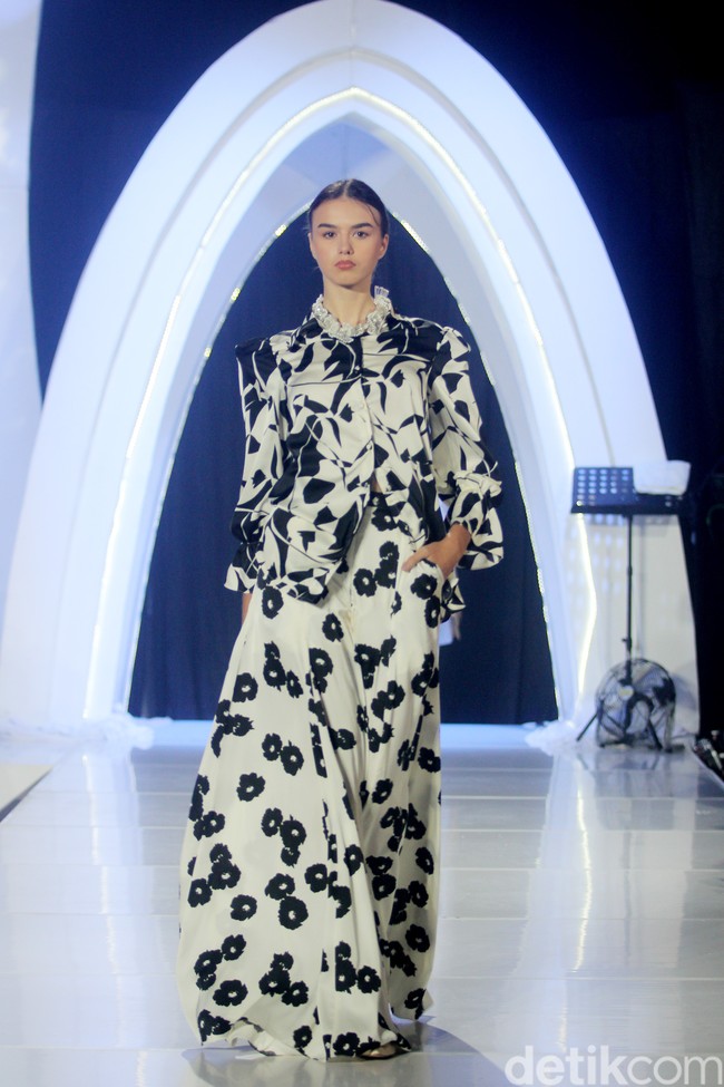 Founder Ellaya Happy Jehan menggandeng makeup artis Bubah Alfian dan Rio Valent untuk merilis koleksi perdananya bertajuk A Walk to Remember, bertempat di Ballroom The Westin, Jakarta, Senin [22/12024]. Foto: Mohammad Abduh/detikcom.