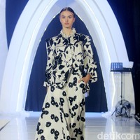 Founder Ellaya Happy Jehan menggandeng makeup artis Bubah Alfian dan Rio Valent untuk merilis koleksi perdananya bertajuk A Walk to Remember, bertempat di Ballroom The Westin, Jakarta, Senin [22/12024]. Foto: Mohammad Abduh/detikcom.