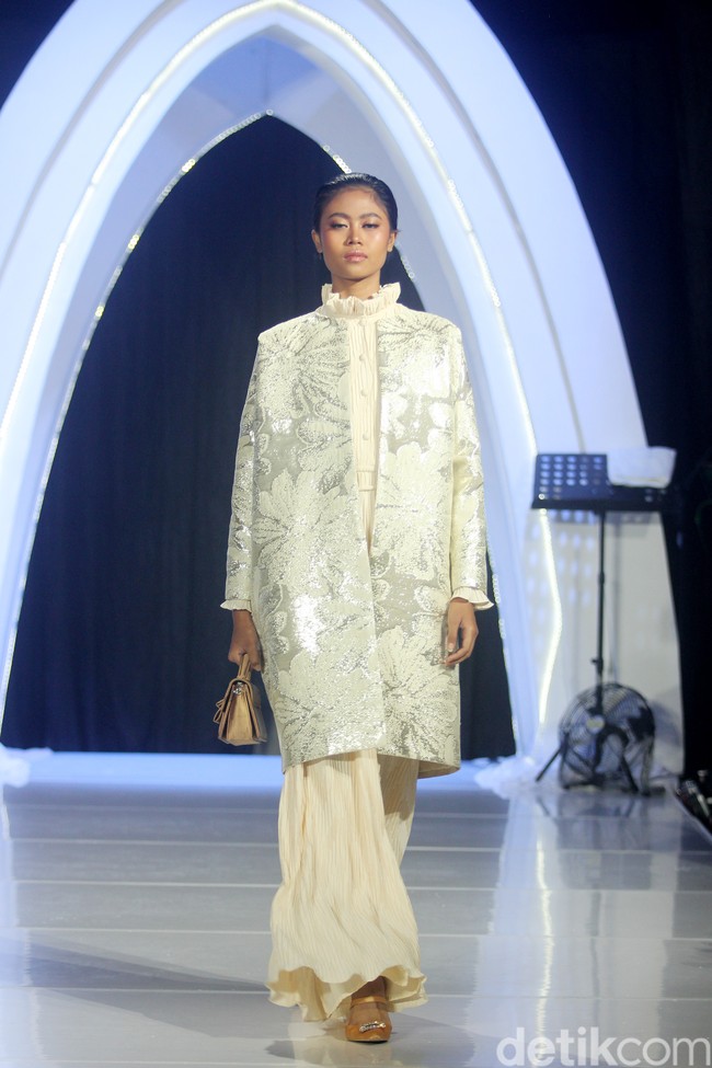 Founder Ellaya Happy Jehan menggandeng makeup artis Bubah Alfian dan Rio Valent untuk merilis koleksi perdananya bertajuk A Walk to Remember, bertempat di Ballroom The Westin, Jakarta, Senin [22/12024]. Foto: Mohammad Abduh/detikcom.