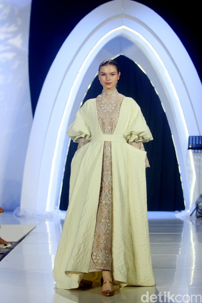 Founder Ellaya Happy Jehan menggandeng makeup artis Bubah Alfian dan Rio Valent untuk merilis koleksi perdananya bertajuk A Walk to Remember, bertempat di Ballroom The Westin, Jakarta, Senin [22/12024]. Foto: Mohammad Abduh/detikcom.