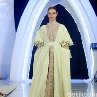 Founder Ellaya Happy Jehan menggandeng makeup artis Bubah Alfian dan Rio Valent untuk merilis koleksi perdananya bertajuk A Walk to Remember, bertempat di Ballroom The Westin, Jakarta, Senin [22/12024]. Foto: Mohammad Abduh/detikcom.