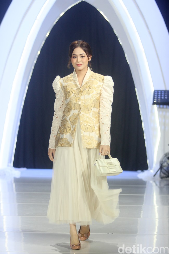 Founder Ellaya Happy Jehan menggandeng makeup artis Bubah Alfian dan Rio Valent untuk merilis koleksi perdananya bertajuk A Walk to Remember, bertempat di Ballroom The Westin, Jakarta, Senin [22/12024]. Foto: Mohammad Abduh/detikcom.