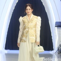 Founder Ellaya Happy Jehan menggandeng makeup artis Bubah Alfian dan Rio Valent untuk merilis koleksi perdananya bertajuk A Walk to Remember, bertempat di Ballroom The Westin, Jakarta, Senin [22/12024]. Foto: Mohammad Abduh/detikcom.