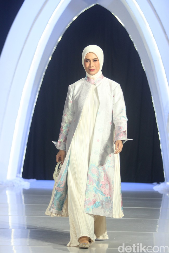 Founder Ellaya Happy Jehan menggandeng makeup artis Bubah Alfian dan Rio Valent untuk merilis koleksi perdananya bertajuk A Walk to Remember, bertempat di Ballroom The Westin, Jakarta, Senin [22/12024]. Foto: Mohammad Abduh/detikcom.