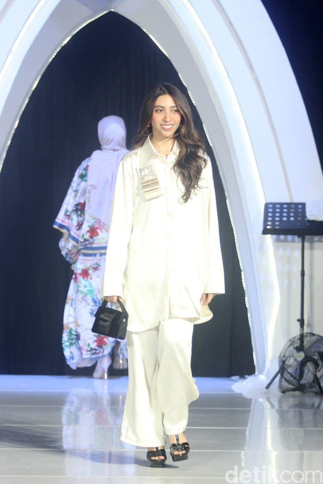 Founder Ellaya Happy Jehan menggandeng makeup artis Bubah Alfian dan Rio Valent untuk merilis koleksi perdananya bertajuk A Walk to Remember, bertempat di Ballroom The Westin, Jakarta, Senin [22/12024]. Foto: Mohammad Abduh/detikcom.