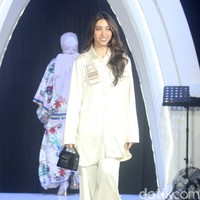 Founder Ellaya Happy Jehan menggandeng makeup artis Bubah Alfian dan Rio Valent untuk merilis koleksi perdananya bertajuk A Walk to Remember, bertempat di Ballroom The Westin, Jakarta, Senin [22/12024]. Foto: Mohammad Abduh/detikcom.