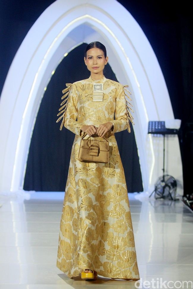 Founder Ellaya Happy Jehan menggandeng makeup artis Bubah Alfian dan Rio Valent untuk merilis koleksi perdananya bertajuk A Walk to Remember, bertempat di Ballroom The Westin, Jakarta, Senin [22/12024]. Foto: Mohammad Abduh/detikcom.