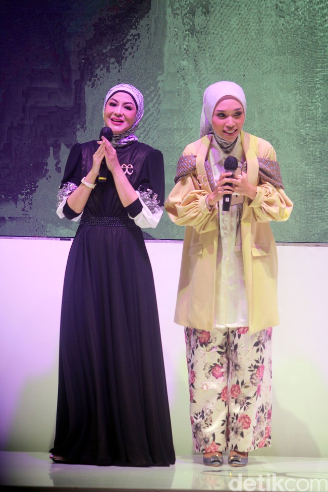 Founder Ellaya Happy Jehan bersama Gegfia Febrian Nurvianti menggandeng makeup artis Bubah Alfian dan Rio Valent untuk merilis koleksi perdananya bertajuk A Walk to Remember, bertempat di Ballroom The Westin, Jakarta, Senin [22/12024]. Foto: Mohammad Abduh/detikcom.