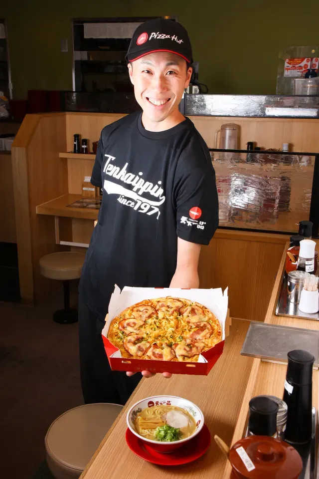 Unik! Pizza Ini Pakai Topping Ramen yang Lengkap dengan Kuahnya