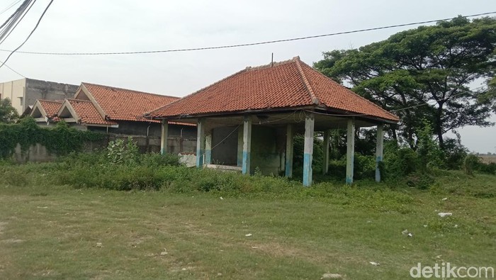 Kondisi bangunan terbengkalai di sekitar jalur Pantura Indramayu