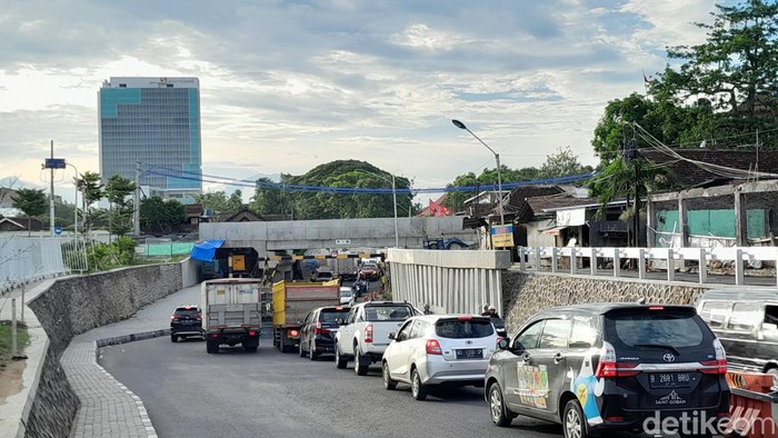 Kondisi lalu lintas padat di sekitar Viaduk Gilingan, Selasa (23/1/2024) pukul 17.05 WIB.