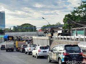 Lalu Lintas Viaduk Gilingan Padat Sore Ini, Antrean Mengular 500 Meter