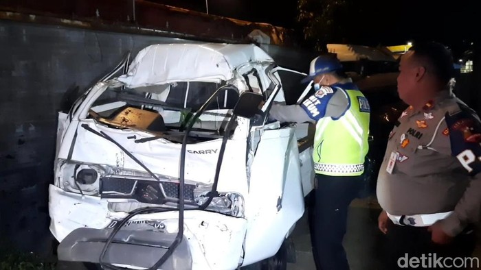 Kondisi pikap pengangkut sayur usai tabrak truk di Tol Cipularang, Senin (22/1/2024) malam