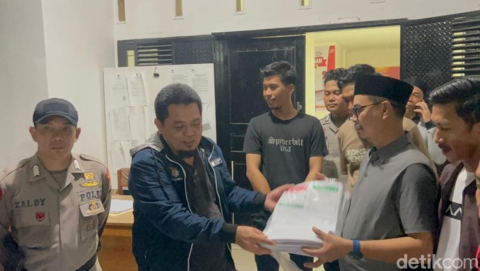 KPU Pinrang menerima surat suara yang nyasar dari KPU Barru.