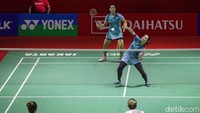 Lanny/Ribka mengawali gim pertama dengan baik dengan merebut tujuh poin pertama secara beruntun. Seiring berjalannya pertandingan, mereka bisa mempertahankan keunggulan sampai interval. 