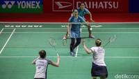 Selepas interval, Lanny/Ribka dan Efler/Lohau kejar-kejaran angka. Skor imbang sampai 15-15. 