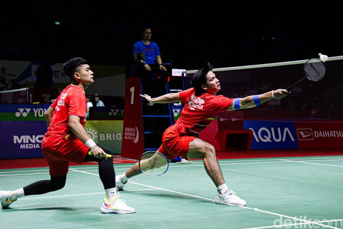 Leo/Daniel bertanding melawan Lamsfuss/Seidel pada babak 32 besar Indonesia Masters 2024 di Istora Senayan, Jakarta, Selasa (23/1/2024).