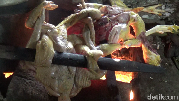 LEZATNYA KULINER LEGENDARIS AYAM PANGGANG KUAH KARE PEDAS