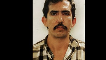 Pembunuh berantai Kolombia, Luis Garavito, dilaporkan suka menyamar, terkadang sebagai pengemis atau orang cacat agar dapat menguntit anak-anak miskin. Setelah dia membujuk korban berjalan-jalan, dia melakukan pelecehan dan menggorok leher mereka. Setelah 6 bulan di penjara, dia mengaku membunuh 140 anak selama lima tahun. Setelah dihukum 40 tahun penjara atas pembunuhan 111 anak, dia juga mengakui 50 pembunuhan lain. Beberapa ahli menyebut jumlah anak yang dibunuhnya mencapai 300 orang. Foto: Wikipedia