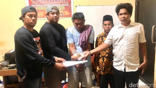 MA (tengah), pria di Bima yang ditangkap polisi karena memiliki 33 peluru aktif.