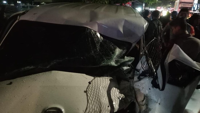 Minibus pengantar uang untuk mesin ATM terlibat tabrakan dengan sebuah bus di Jalan Perintis Kemerdekaan, Makassar, Sulawesi Selatan (Sulsel).