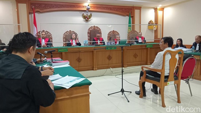 Mantan Rektor Unud I Nyoman Gde Antara dituntut 6 tahun penjara dalam kasus korupsi dana SPI.