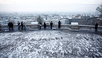 Tak hanya karena alamnya yang indah, Paris juga dikenal sebagai kota romantis yang membuat banyak orang gemar berlibur ke sana.