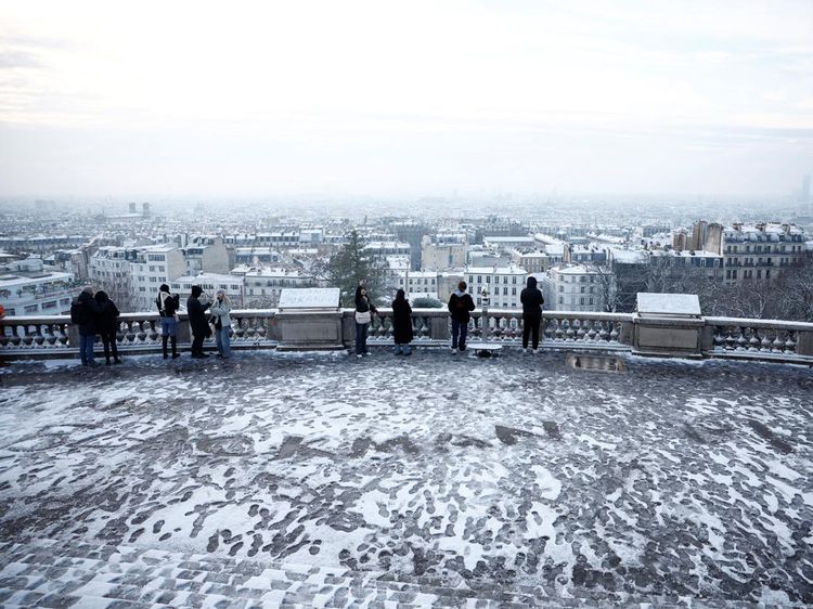 Menikmati Indahnya Kota Paris Kala Diselimuti Salju
