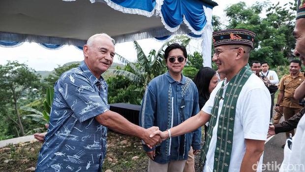 Menparekraf Sandiaga Uno menyalami perwakilan investor yang menandatangani MoU investasi di Parapuar, Labuan Bajo, Manggarai Barat, NTT, Selasa (23/1/2024).