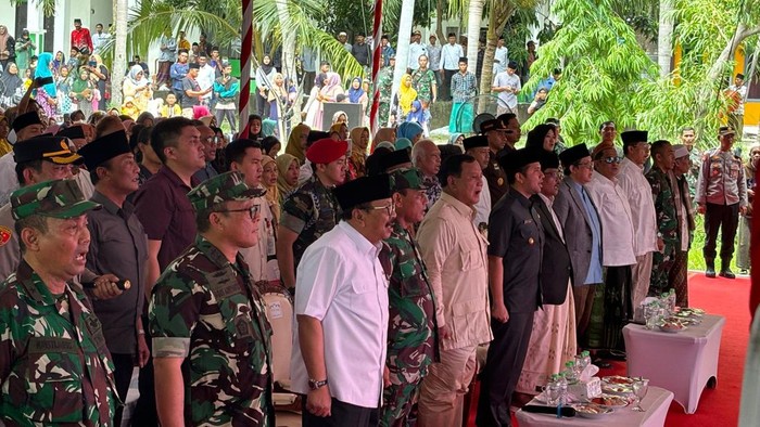 Menteri Pertahanan (Menhan) Prabowo Subianto tiba di  Ponpes Al Anwar, Paterman, Modung, Bangkalan, Jawa Timur