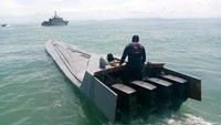 Kapal itu terlihat memiliki empat buah mesin pendorong dan memiliki lambung kapal yang datar hampir sejajar dengan air laut. 