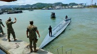 Angkatan Bersenjata Ekuador menyita kapal semi selam yang membawa 3,2 ton narkoba di lepas pantai Esmeraldas, Ekuador, Sabtu (20/1/2024). 