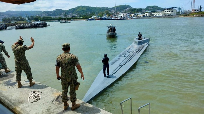 Militer Akuador Sita Kapal Semi Selam yang Bawa 3,2 Ton Narkoba Ecuadorian Armed Forces seize a semi-submersible with approximately 3.2 tons of drugs 32 nautical miles off the coast of Esmeraldas in Ecuador, January 20, 2024. Armed Forces of Ecuador/Handout via REUTERS THIS IMAGE HAS BEEN SUPPLIED BY A THIRD PARTY. NO RESALES. NO ARCHIVES