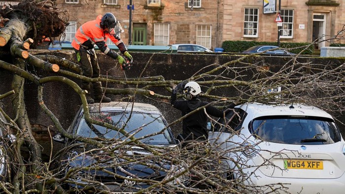 Mobil-mobil Ini Jadi Korban Pohon Tumbang Gegara Badai Isha A car is partially submerged on a flooded road following Storm Isha in Warwick Bridge, Britain, January 22, 2024. REUTERS/Phil Noble