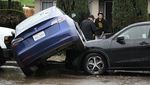 Mobil Menumpuk Tersapu Banjir di San Diego California