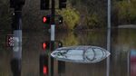 Mobil Menumpuk Tersapu Banjir di San Diego California